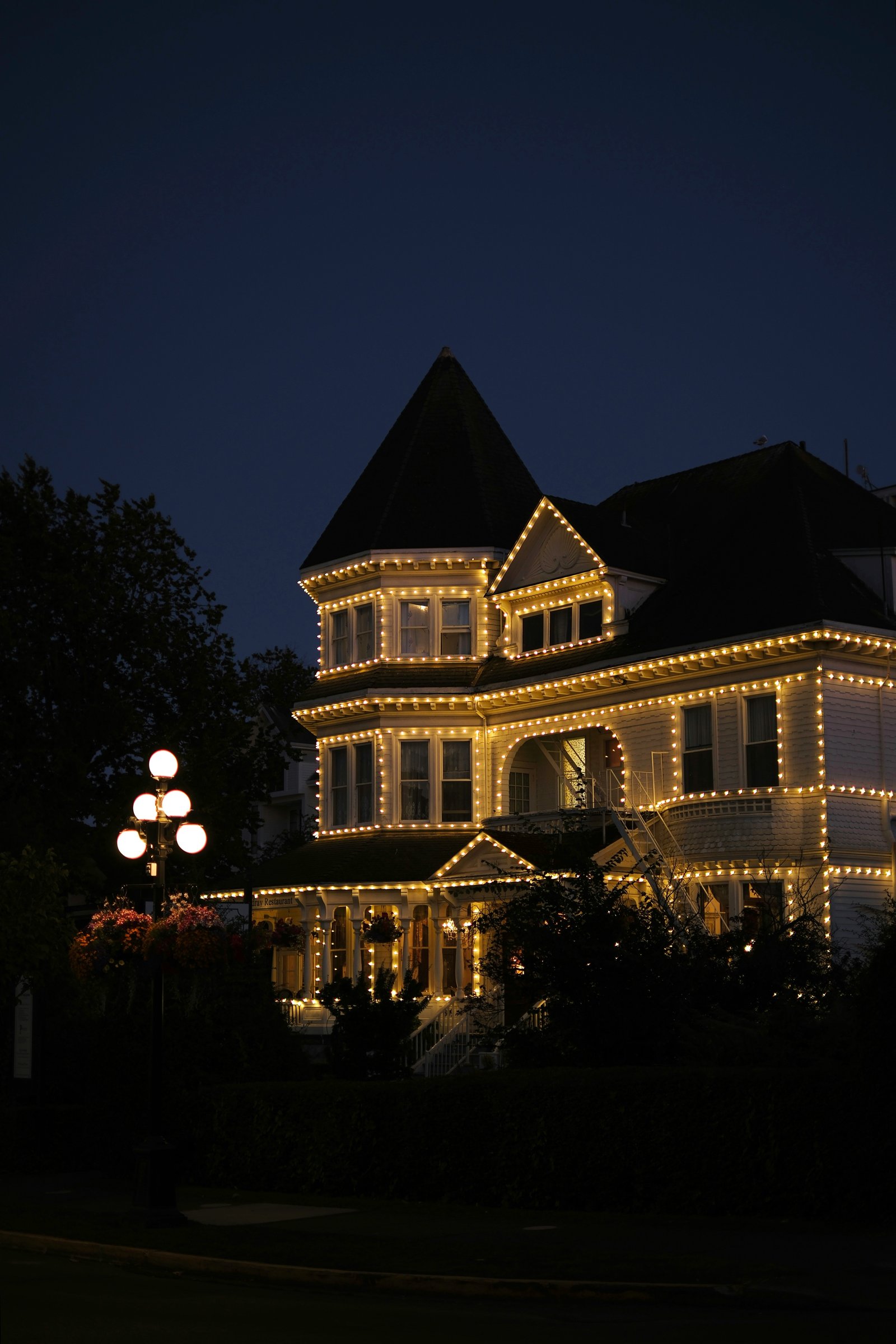 Image of professionally installed holiday lighting on a commercial building.